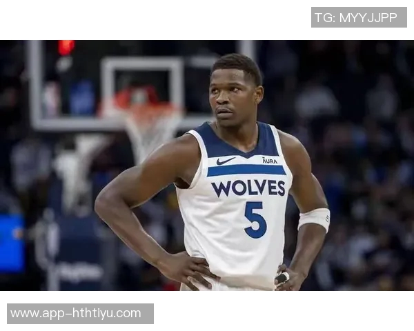 爱德华兹精彩突破拉杆换手上篮展现超强观赏性引发全场欢呼